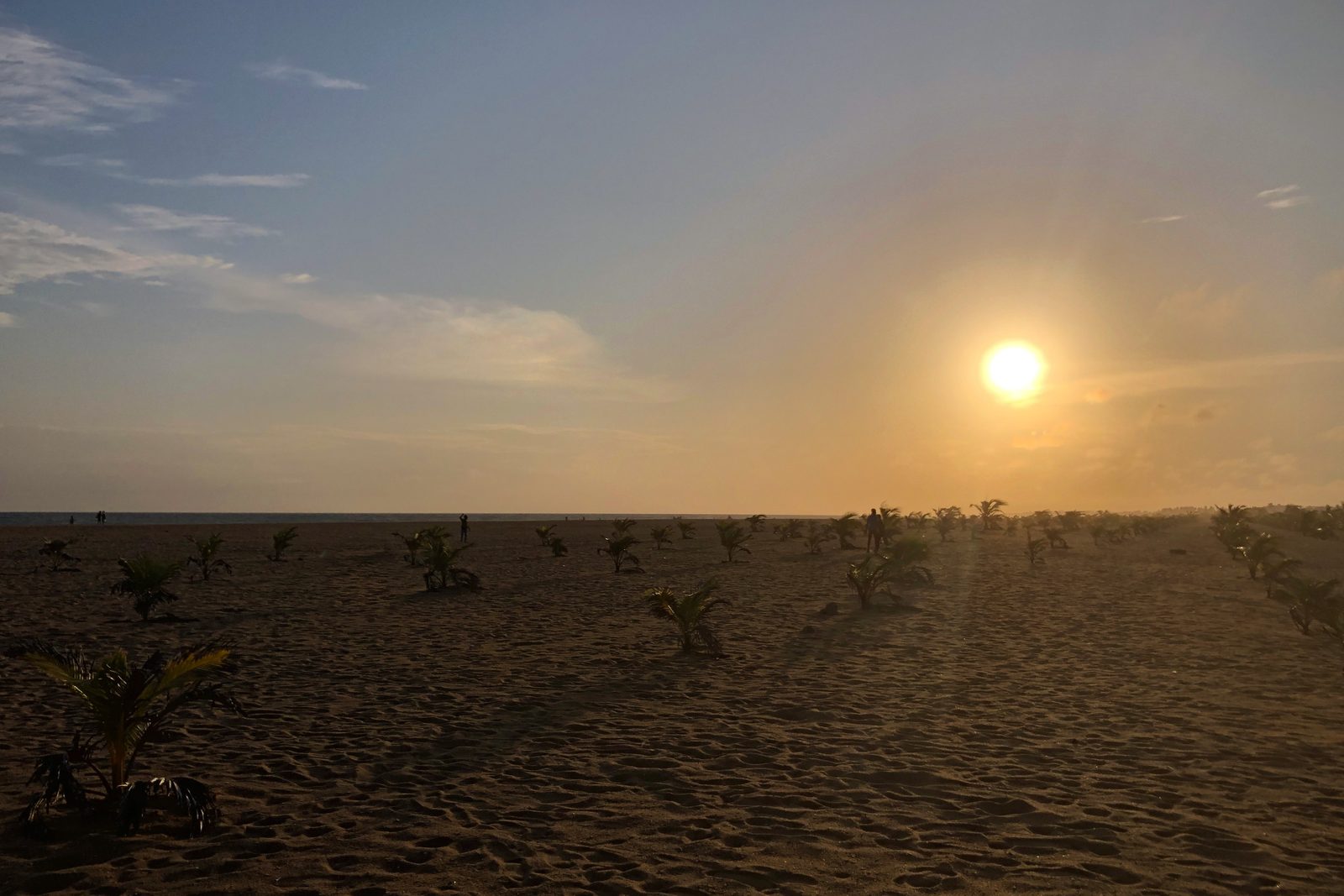 Coucher de soleil sur la plage de Fidjrossè, illustrant le littoral atlantique étudié au Bénin
