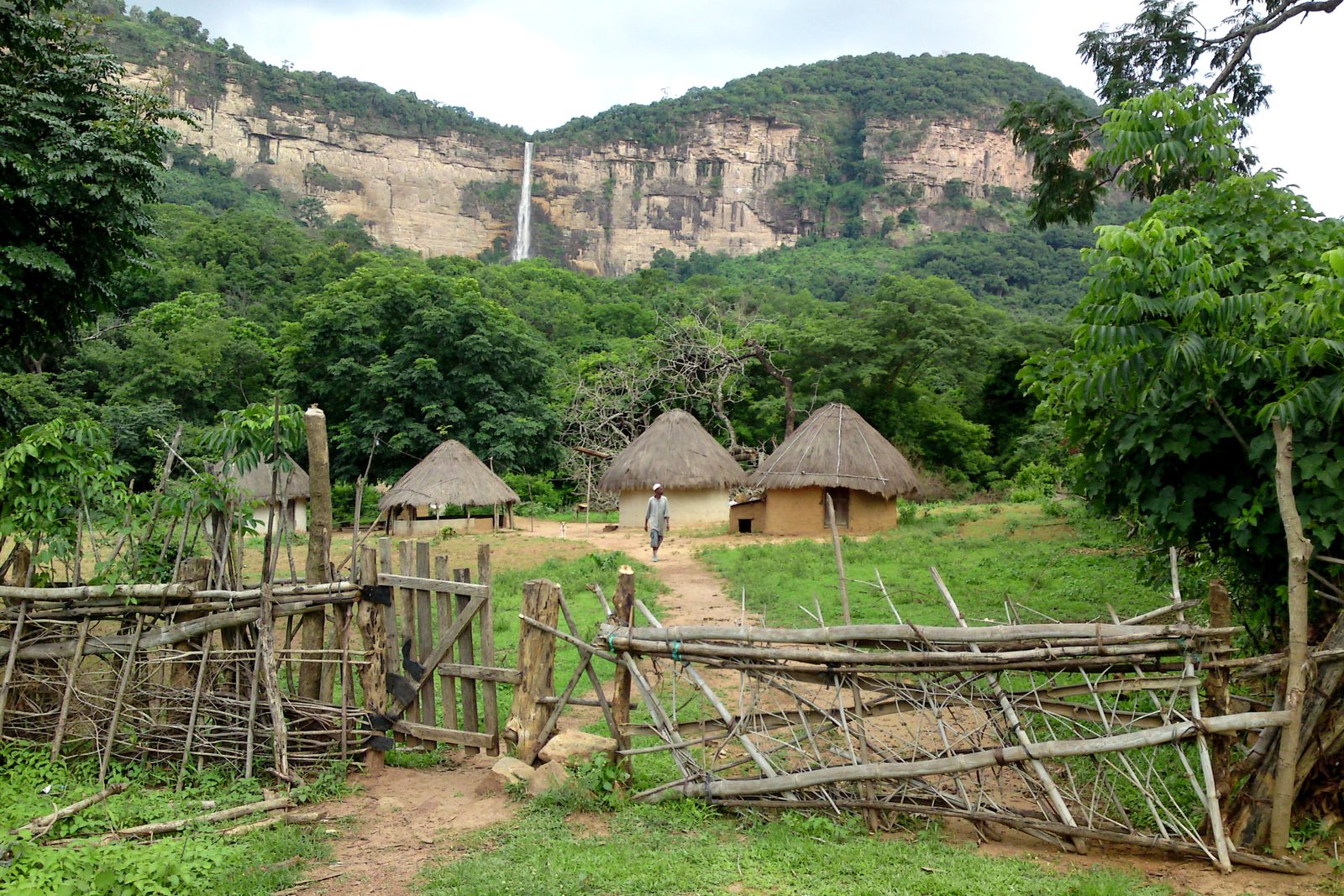 Cascade et village traditionnel du Fouta Djalon, illustrant les massifs montagneux étudiés en Guinée