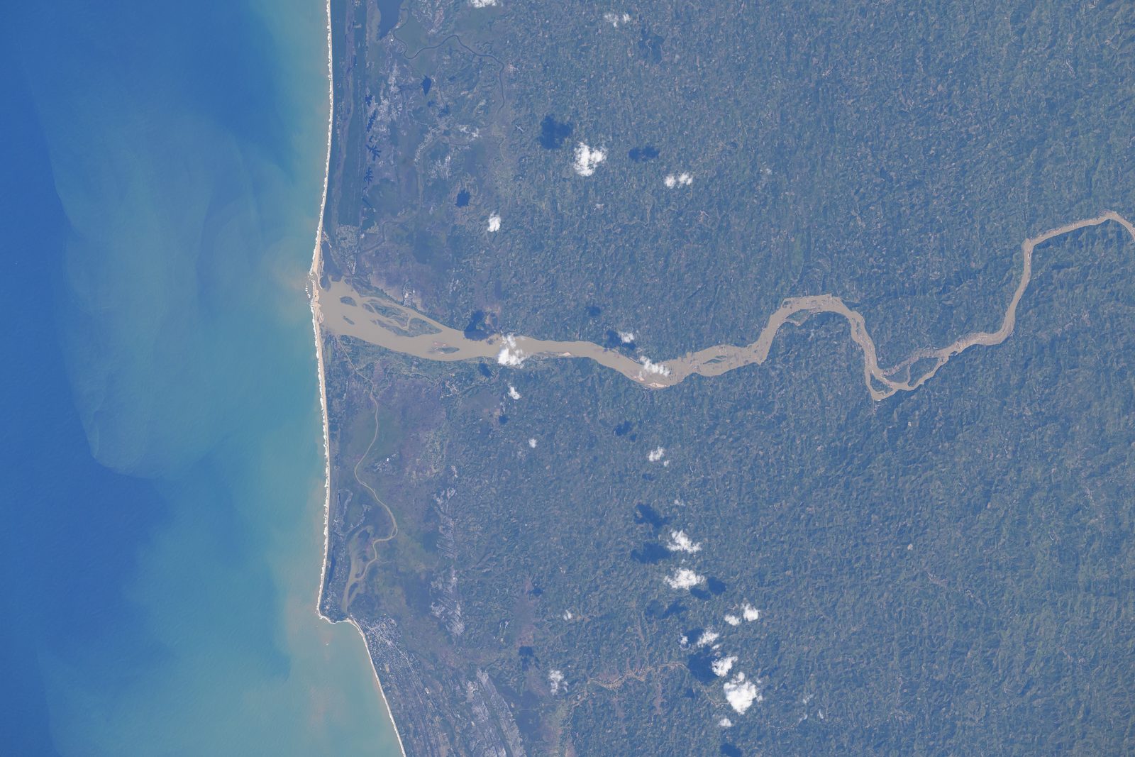 Vue satellite du fleuve Mangoro rejoignant l'océan Indien, illustrant le littoral est malgache étudié lors de nos missions