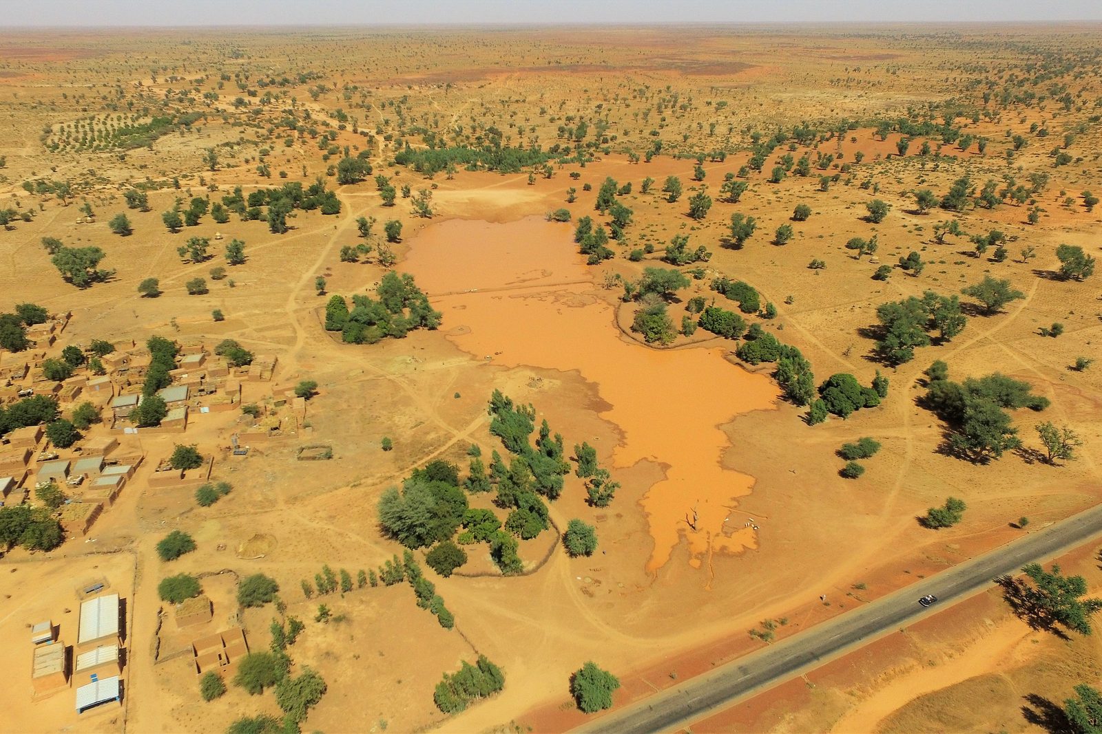 Vue aérienne d'une mare saisonnière près de Niamey, illustrant les milieux sahéliens étudiés au Niger